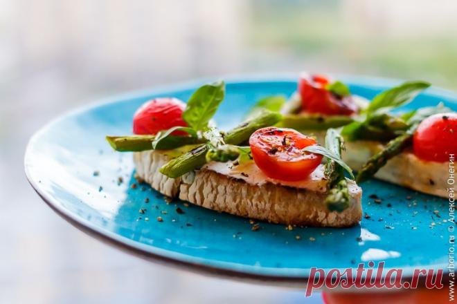 Брускетта со спаржей и мягким сыром - Кулинарные заметки Алексея Онегина Брускетта - миниатюрная закуска, которую уместно подать и на пикнике, и на званом ужине. Хороший хлеб и грамотно подобранные ингредиенты гарантируют успех!