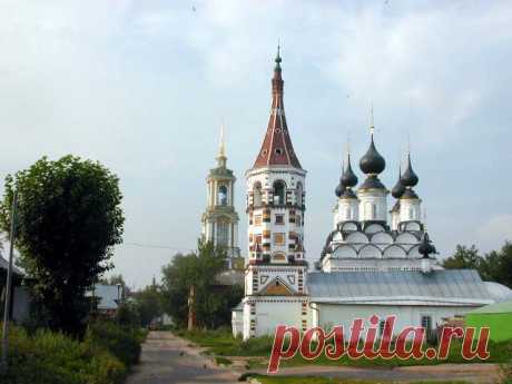 Отъезд в Плес.
Обзорная экскурсия по городу. Крутые холмы, пересекающие город. Соборная гора - это уникальное место  культурный и духовный центр Плёса, здесь в древности было капище бога Велеса, любимого бога наших предков, подателя богатств. Парадная набережная курортного города; самые известные дачники Плеса – Исаак Левитан и Федор Шаляпин; и, конечно же, знаменитые плеские пейзажи, знакомые нам с детства по картинам великих русских мастеров.