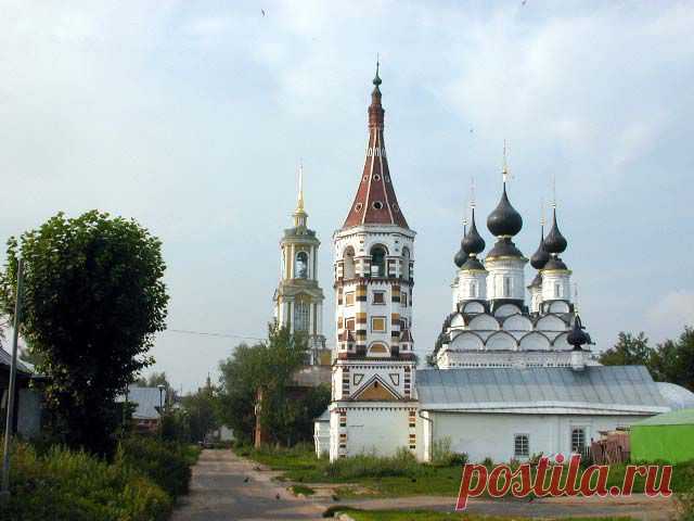 Отъезд в Плес.
Обзорная экскурсия по городу. Крутые холмы, пересекающие город. Соборная гора - это уникальное место  культурный и духовный центр Плёса, здесь в древности было капище бога Велеса, любимого бога наших предков, подателя богатств. Парадная набережная курортного города; самые известные дачники Плеса – Исаак Левитан и Федор Шаляпин; и, конечно же, знаменитые плеские пейзажи, знакомые нам с детства по картинам великих русских мастеров.