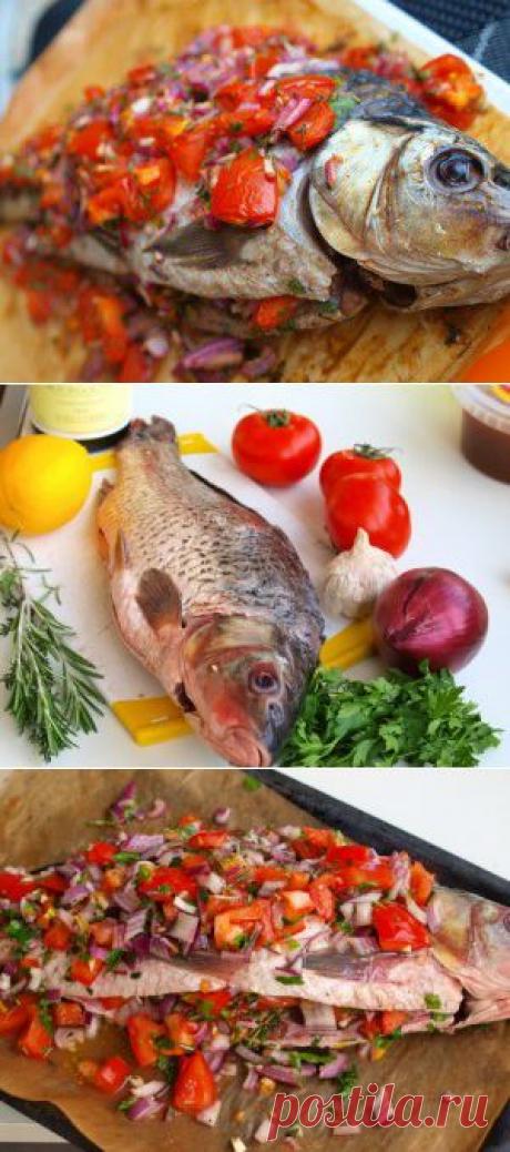 Карп, запеченный с помидорами и пряными травами