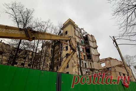 Россиянам предложили новый вариант реновации. Консалтинговое бюро «Стрелка» предложило новый вариант программы реновации, учитывающий цели устойчивого развития (ESG). В компании подчеркивают, что реновацию можно провести без сноса старых зданий и при этом решить проблему износа домов и нехватки жилья. Нынешняя программа вредит экологии.