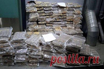 На российской таможне изъяли около 800 килограммов гашиша из Европы. В Санкт-Петербурге сотрудники ФСБ и таможни изъяли у контрабандистов почти 800 кг гашиша, ввезенного из Европы. 7600 плиток с наркотиками обнаружили в тайнике грузовика. Их стоимость оценивается более чем в 350 миллионов рублей. Троих членов преступной группы задержали. По факту возбуждено уголовное дело.