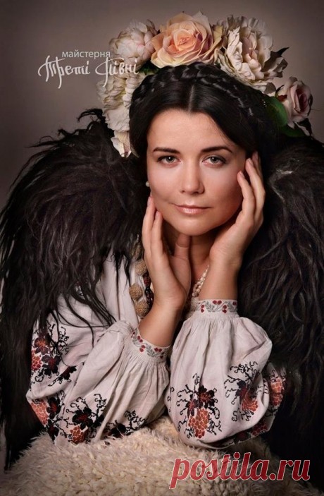 ЯК УКРАЇНКИ ОДЯГАЛИСЯ НА СВЯТА  100 РОКІВ ТОМУ.
Про красу та самобутність українського одягуА які дукати, моністи, головні убори, квіти! А які обличчя! А яка мова! Просто краса, краса і краса!”