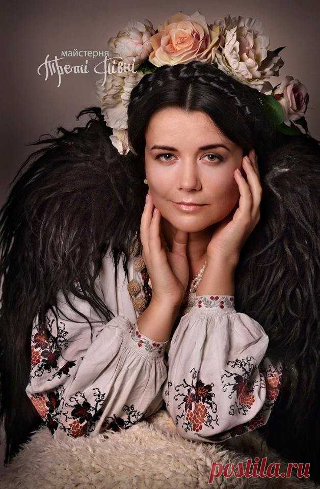 ЯК УКРАЇНКИ ОДЯГАЛИСЯ НА СВЯТА  100 РОКІВ ТОМУ.
Про красу та самобутність українського одягуА які дукати, моністи, головні убори, квіти! А які обличчя! А яка мова! Просто краса, краса і краса!”
