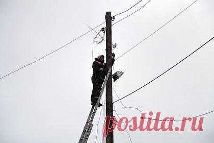 Десятки тысяч жителей Донецка внезапно лишились света. В Донецке десятки тысяч жителей внезапно остались без света из-за масштабной аварии на высоковольтных подстанциях. Об этом сообщили в пресс-службе Министерства угля и энергетики ДНР. Без электричества остались около 50 тысяч абонентов в Ворошиловском, Киевском, Кировском, Куйбышевском и Ленинском районах.