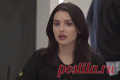 Блогерша Саева отказалась от главной роли в адаптации «Постучись в мою дверь». Российская блогерша и модель таджикского происхождения Дина Саева отказалась от исполнения главной роли в российской адаптации популярного турецкого сериала «Постучись в мою дверь». Девушка приняла решение не участвовать в съемочном процессе по личным причинам, а также добавила, что еще успеет стать актрисой.