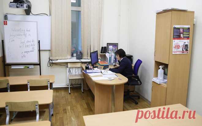 Мишустину доложили о снижении бумажной нагрузки на учителей в 25 раз. Премьер-министр Михаил Мишустин на встрече с главой Рособрнадзора Анзором Музаевым назвал прежнюю административную нагрузку на педагогов безобразием.