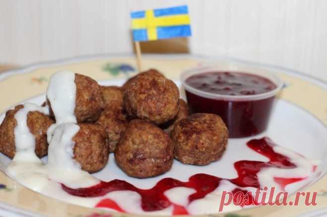 ​Шведские фрикадельки Ингредиенты:
Фарш мясной (свинина+говядина) — 400 гЛук репчатый — 1 шт. Молоко — 100 мл Картофель (отварной) — 1 шт.
Брусника — 100 г Сахар — 50 г Вода — 3 ст. л. Перец — по вкусу Соль — по...