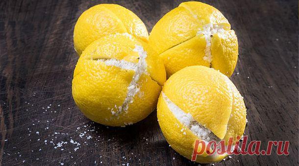 Она разрезала лимон и засыпала его солью. Когда я увидела результат — то сделала то же самое