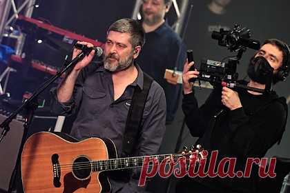 В Москве отменили выступление группы «Сплин». Концерт группы «Сплин» в Москве, скорее всего, не состоится. Это может быть связано с предыдущим выступлением коллектива, во время которого Александр Васильев обратился к уехавшим из России артистам и посвятил им песню «Выхода нет». Новый концерт был запланирован в Москве на 26 августа.