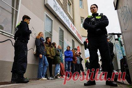 В Германии призвали к более жестким мерам по отношению к экоактивистам. Некоторые представители полиции в Германии и местные политики призвали принять более жесткие меры по отношению к экологическим активистам, которые выступают за решение проблемы изменения климата. Об этом сообщает The Guardian. Обсуждение наказаний началось после многочисленных протестов Letzte Generation.