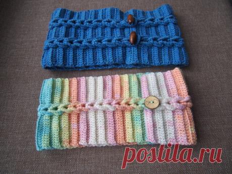 Описание вязания повязки на голову крючком.
МК для самых начинающих вязальщиц.
 С праздником нас, с нашим женским днем!!! Для вязания повязки нам понадобится:
- пряжа - у меня в составе шерсть и вискоза,
- крючок - у меня номер 3 (на фото),
- игла с тупым концом и толстая нить, чтобы затянуть повязку.
Набираем цепочку из воздушных петель, равную обхвату головы, плюс 2 петли. Это будет длина повязки.
1 ряд - 6 столбиков без накида,
2 ряд - в каждую петлю предыдущего ряда по 2 столбика без накид…