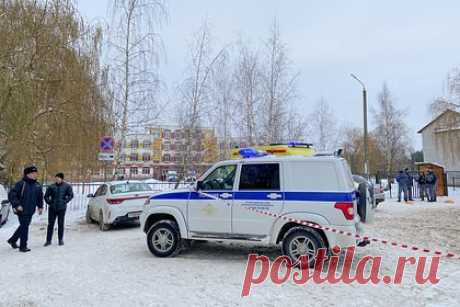 Прокуратура начала проверку охранной системы после стрельбы в брянской школе. Прокуратура Брянской области начала проверку системы охраны в гимназии №5 Брянска, где восьмиклассница устроила стрельбу, в которой пострадали пятеро детей. Прокуроры проинспектируют соблюдение пропускного режима школы, организацию охраны и безопасных условий для учащихся и педагогов.