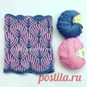 Снуд спицами *Листья* в технике бриошь 
Техника бриошь (Brioche Stitch )с двухсторонней вязкой в последнее время стала очень популярной.Так вяжут шапочки,шарфы,шали и конечно же очень красивыми получаются снуды.Сегодня мы рассмотрим вязание снуда узором листья. 

Описание вязания снуда в технике бриошь: 
Пряжа 300 м на 100 г двух цветов. 
Вяжем розовым на бордовом фоне, изнанка бордовая на розовом фоне. 

Схема для круговых спиц 

Все нечетные ряды вяжем розовым, а четные ...