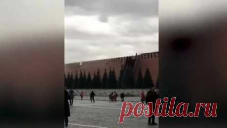 Стена Кремля лишилась одного из зубцов в результате сильного ветра: Яндекс.Новости «Сильный ветер сорвал строительные леса со стен Кремля в Москве.» — Известия
«Ураган «сдул» реставрационные леса, которые и «потянули» за собой зубец, сообщает Telegram-канал Mash.» — News.ru