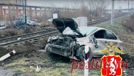 В Екатеринбурге поезд на высокой скорости сбил автомобиль. В Екатеринбурге поезд врезался в машину марки Volkswagen. Об этом сообщает ГУ МВД России по Свердловской области. Инцидент произошел на железнодорожном переезде на улице Монтажников. По предварительной информации, водитель выехал на ...