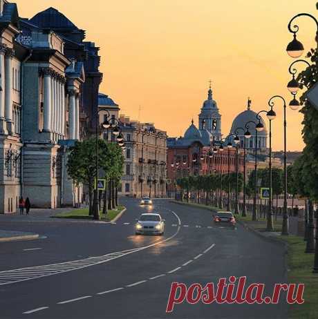Город, на другие непохожий.
Купола ласкают небеса.
И в привычной суете прохожий
Не поднимет к небесам глаза.

Показать полностью…