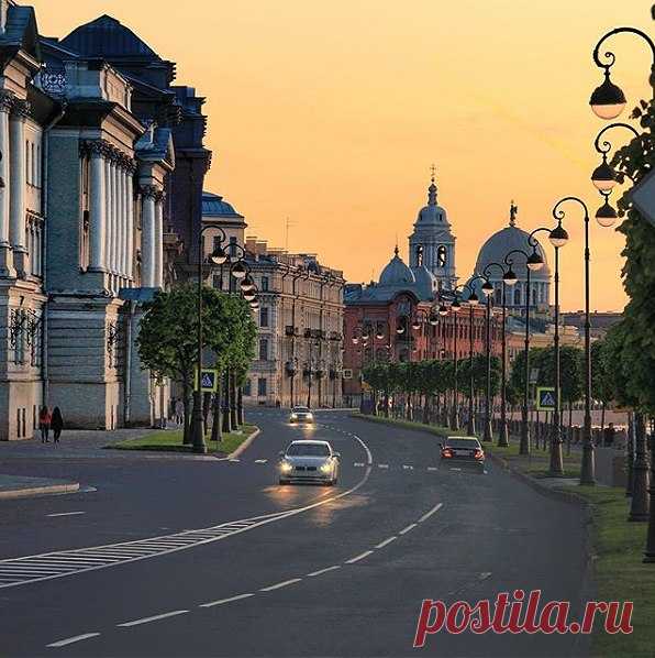 Город, на другие непохожий.
Купола ласкают небеса.
И в привычной суете прохожий
Не поднимет к небесам глаза.

Показать полностью…