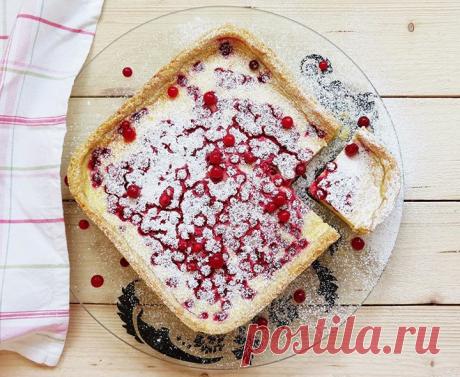 Ягодный пирог #вкуснаясуббота Вам понадобится ягоды — 700 г (на ваш вкус) сахар — 175 г вода — 2 ст. л. мука — 175 г щепотка соли масло — 75 г сахарная пудра — 75 г Духовку разогреть до 180 °С. Ягоды вымыть и слоями выложить в форму для выпечки (минимум на 850 мл), посыпая каждый слой сахаром. Добавить воду. В глубокую миску высыпать муку и добавить соль. Масло разрезать на кубики и подмешать к муке, растирая масло с мукой до тех пор, пока смесь не станет похожа на хлебные крошки. Добавить…