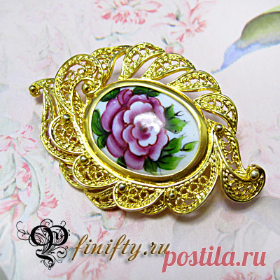 Брошь кружева.
Ростовская финифть (горячая художественная эмаль).
Двойное серебрение.
Описание и цены по ссылке https://finifty.ru/catalog/finift-v-pozolote/1-17
Скидка на украшения с финифтью 10% 
при покупке финифти на сумму от 5000 руб.

#нашафинифть #брошь #эмаль #финифть
