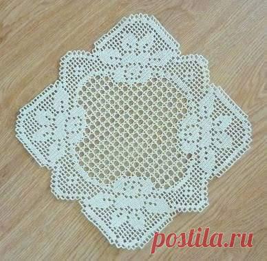 Оригинальная салфетка в филейной технике крючком