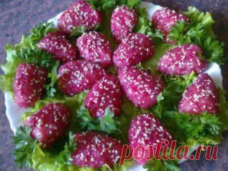 &quot;Пикантная клубника&quot; - холодная закуска из селедки и картошки на праздничный стол. | Идея Меню