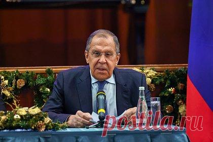 Лавров обвинил Запад во лжи. Глава МИД России Сергей Лавров обвинил Запад во лжи. Об этом российский министр иностранных дел заявил во время пресс-конференции, его цитирует корреспондент «Ленты.ру». По его словам, США и и их союзники даже не собирались выполнять свои обязательства перед Россией. «Просто врали нам в лицо», — подчеркнул он.