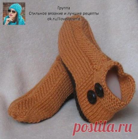 Тапочки-носки - быстро (3-4 часа пара) и очень просто. 
Вяжутся за полтора часа один тапок. Муж доволен как слон . Действие первое, набираем 40 петель и вяжем 20 рядов резинкой 1:1, чтобы было 10 кромочных петель (расчёт на толстые нитки, примерно 6см)
Вязать лучше сразу два тапка (набрать два раза, по 40 петель, от двух клубков) - так удобнее не надо запоминать - где чего убавляли. Да и плотность вязки будет однинакова (я, например, вяжу в плохом настроении плотнее) Сейчас будем делать пятку.