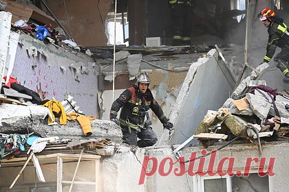 В жилом доме в Балашихе произошло еще одно обрушение. В Балашихе в жилом доме после взрыва обрушилась еще одна плита, сообщает Тelegram-канал Shot. На ролике слышен хлопок, после которого в воздух поднимается пыль. Перед этим спасатели возобновили поисковые работы. Газ взорвался в одном из домов в Балашихе утром 20 сентября.