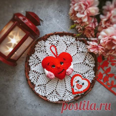 PDF Валентинка крючком. FREE crochet pattern; Аmigurumi toy patterns. Амигуруми схемы и описания на русском. Вязаные игрушки и поделки своими руками #amimore - маленькое сердечко ко дню Святого Валентина, вязаное крючком сердце к 14 февраля.