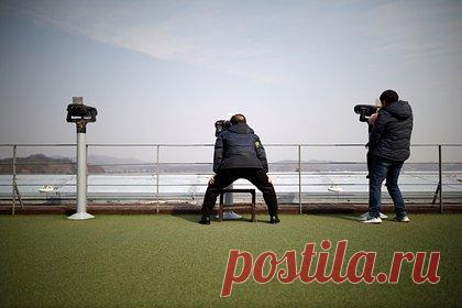 Туристам в Северной Корее запретили носить синие джинсы и слушать музыку. Туристов в КНДР попросили не носить синие джинсы из-за угрозы американизации. Помимо этого, посетителям страны запрещается ввозить определенную литературу, слушать иностранную музыку, а за просмотр проектов из Южной Кореи можно получить срок от 5 до 15 лет. Туристам в КНДР также запрещается одеваться вызывающе.