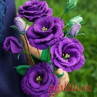 Роскошные вязаные цветы. Какая же это кропотливая работа!  



