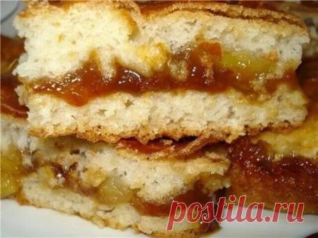 Пирог с вареньем на скорую руку

Простой и очень вкусный пирог для осенних чаепитий

ИНГРЕДИЕНТЫ

3 яйца
200 мл молока
90 мл растительного масла
400 г муки
200 г сахара
1,5–2 ч. л. разрыхлителя
0,5 ч. л. соли
1–1,5 ст. густого варенья или джема

ПРИГОТОВЛЕНИЕ
Охлажденные яйца посоли и взбивай до пышности, понемногу подсыпая сахар.
Продолжая взбивать, влей растительное масло, а затем молоко.
Порциями всыпь просеянную муку и разрыхлитель. Разбей все комки. Тесто должно получ...