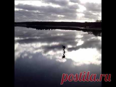 На коньках по зеркалу Поверхность этого водоема настолько гладкая, что кажется, будто конькобежец бежит по небу