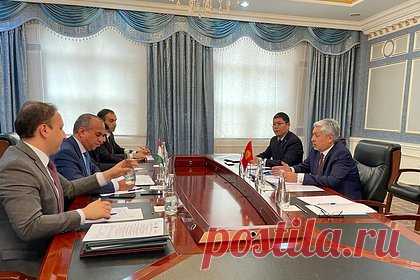 Посол Киргизии получил ноту протеста от Таджикистана. Посол Киргизии в Душанбе Эрлан Абдылдаев получил ноту протеста от МИД Таджикистана из-за заявлений представителя киргизского внешнеполитического ведомства о награждении таджикского президента Эмомали Рахмона орденом России. Уточняется, что Таджикистан расценивает эти заявления как отсутствие дипломатической этики.