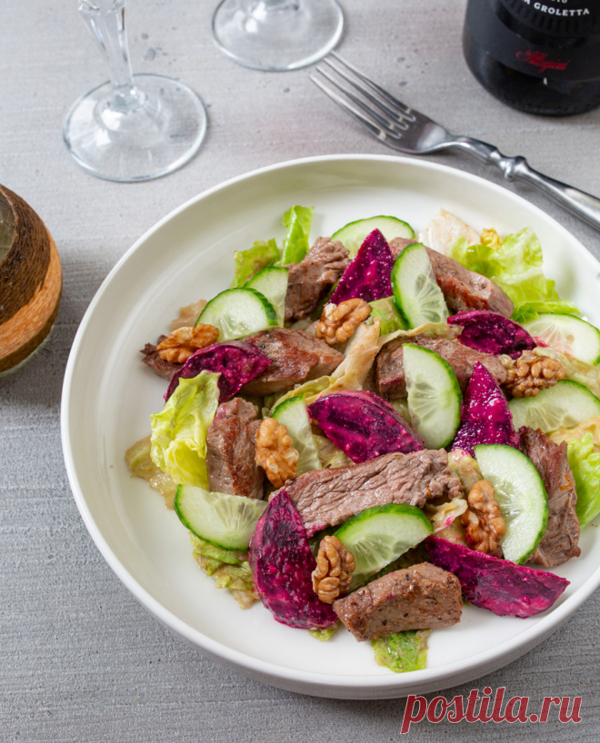 Салат с говядиной, печеной свеклой и ореховой заправкой на Вкусном Блоге Потихоньку пополняю коллекцию рецептов к Новом году. Сегодня будет салат, который, в принципе, можно подавать как легкий ужин и в будние дни. Короче, держите рецепт и сами решайте, что с ним делать 🙂 Я готовлю этот салат со свеклой, которую запекаю в фольге в духовке. Если в ваших краях продается…