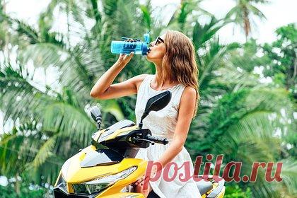 Туристка побывала на Бали и пожаловалась на ошеломляющую стоимость воды. Австралийская туристка побывала на Бали и пожаловалась на завышенную стоимость воды в ресторанах. Путешественница заплатила «ошеломляющую сумму» за две бутылки воды объемом 380 миллилитров — 240 тысяч рупий (1,4 тысячи рублей). При этом плата за обслуживание составила дополнительные 10 процентов.