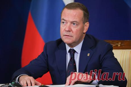 Медведев: теневая занятость мигрантов - это потери поступлений в бюджеты. При этом иностранные работники и члены их семей пользуются социальной инфраструктурой России, заявил зампред Совбеза