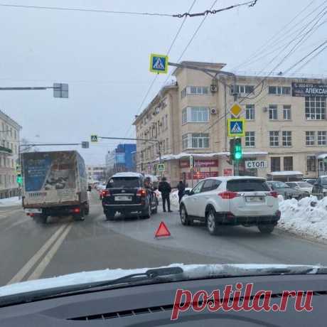 Автоюрист пояснил, как правильно объехать ДТП, если его объезд возможен только через двойную сплошную линию разметки. | Автоюрист. Всё о ДПС. | Яндекс Дзен