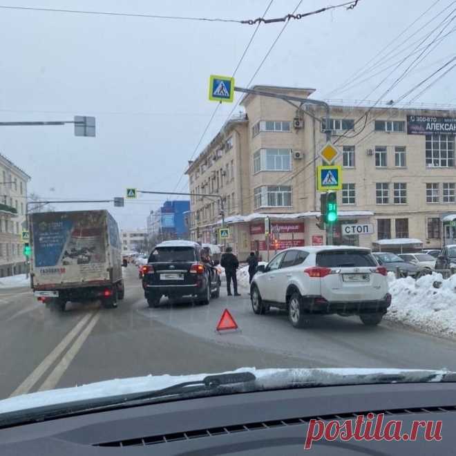 Автоюрист пояснил, как правильно объехать ДТП, если его объезд возможен только через двойную сплошную линию разметки. | Автоюрист. Всё о ДПС. | Яндекс Дзен