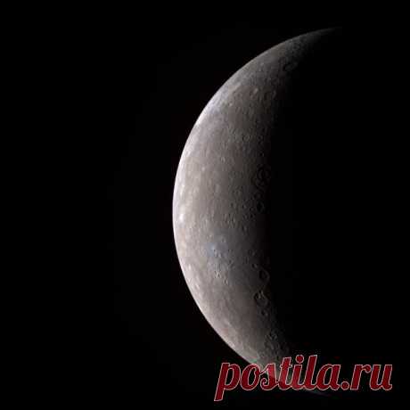 У Меркурия существует чрезвычайно разреженная гелиевая атмосфера. Существование такой атмосферы поддерживается за счет распада радиоактивных изотопов в коре планеты и выделения при этом гелия из поверхности и путем захвата ядер гелия из солнечного ветра. Без постоянного действия этих факторов Меркурий потерял бы свою газовую оболочку буквально через сутки. / Astro Analytics