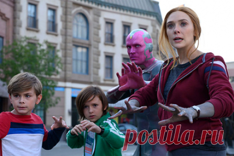 Названы лучшие фильмы и сериалы 2021 года. Агрегатор рецензий Rotten Tomatoes назвал лучшие фильмы и сериалы 2021 года. Список главных шоу возглавил проект «Ванда/Вижн». В десятку также вошли сериалы «Убийства в одном здании», «Мейр из Исттауна», «Локи», «Хитрости», «Тед Лассо», «Неуязвимый», «Наследники» и «The Beatles: Возвращение».
