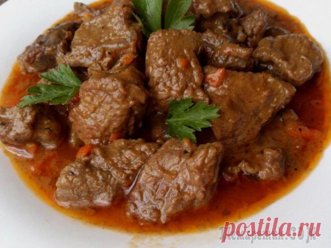 Гуляш из говядины Приготовлю-ка я гуляш из говядины, да побольше. Рецептом гуляша я думаю никого не удивлю, но поделюсь как его готовлю.Способ приготовления. Говядину режем кусочками.Обжариваем и кладём в кастрюлю. Зал...