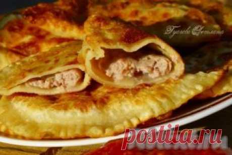 Рецепт чебуреков на кипятке - рецепт с фото Домашние сочные, вкуснейшие чебуреки с пылу с жару... Что может быть более аппетитным и вкусным! Тесто у этих чебуреков, замешанных на кипятке, просто сказка - нежное и мягкое внутри, хрустящее и румяное снаружи! Чебуреки получаются такими сочными, что сок капает, когда их откусываешь! Я люблю ...