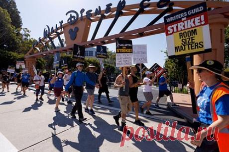 Гильдия сценаристов Голливуда объявила о завершении забастовки. Гильдия сценаристов Голливуда объявила, что завершает длившуюся почти пять месяцев забастовку. Решение принято по результатам голосования руководства WGA. Отмечается, что в дальнейшем предварительное соглашение сценаристов должно быть ратифицировано. Встреча по этому вопросу состоится со 2 по 9 октября.