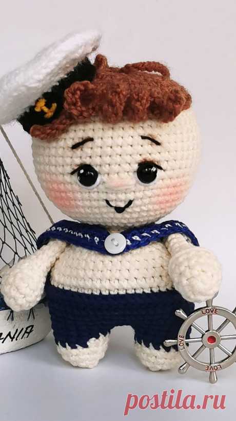 PDF Малыш Морячок крючком. FREE crochet pattern; Аmigurumi doll patterns. Амигуруми схемы и описания на русском. Вязаные игрушки и поделки своими руками #amimore - маленький пупс, кукла в костюме моряка, куколка, мальчик.