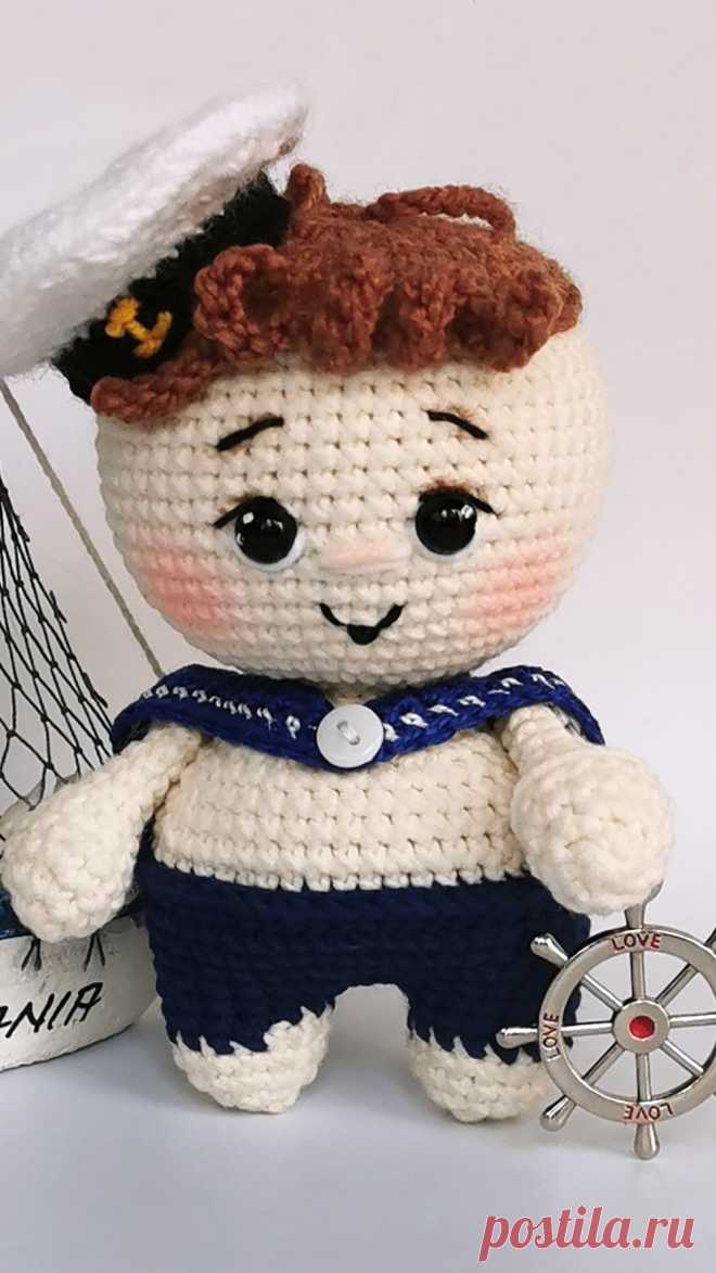 PDF Малыш Морячок крючком. FREE crochet pattern; Аmigurumi doll patterns. Амигуруми схемы и описания на русском. Вязаные игрушки и поделки своими руками #amimore - маленький пупс, кукла в костюме моряка, куколка, мальчик.