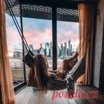 Галина Богданова (Кравченко)
---------------------------------------------------------------------------------------------------------
В доме должны быть ковры на паркете
И с оглушительным боем часы.
В доме должны быть собаки и дети –
Тихие, очень красивые дети
И добродушные шумные псы.

Шляпы с большими полями и трости
В доме должны быть, а также зонты.
В доме должны быть нечастые гости –
Званые, пьющие, милые гости,
Что в обращении будут просты.

С маленькой лестницей би...