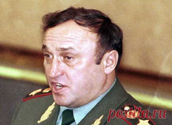Павел Грачёв: тайна смерти «лучшего министра обороны» Экс-министр обороны России Павел Грачёв скоропостижно скончался 23 сентября 2012 года. Его смерть до сих пор называют загадочной. Давайте разберёмся – почему.