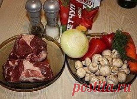 МЯСО, ТУШЕНОЕ С ШАМПИНЬОНАМИ И СЛАДКИМ ПЕРЦЕМ
Ингредиенты:
800 г свинины
250-300 г шампиньонов
2 небольших или один большой сладкий перец
1 большая луковица
1 морковь
1 ст.л. томатной пасты (я взяла кетчуп)
немного свежего укропа
соль и перец по вкусу
Мясо режем на небольшие кусочки и обжариваем на растительном масле до золотистого цвета.
Добавляем к мясу нарезанный нетолстыми полукольцами лук, перемешиваем и жарим еще минуты 3.
Всыпаем нарезанный соломкой п